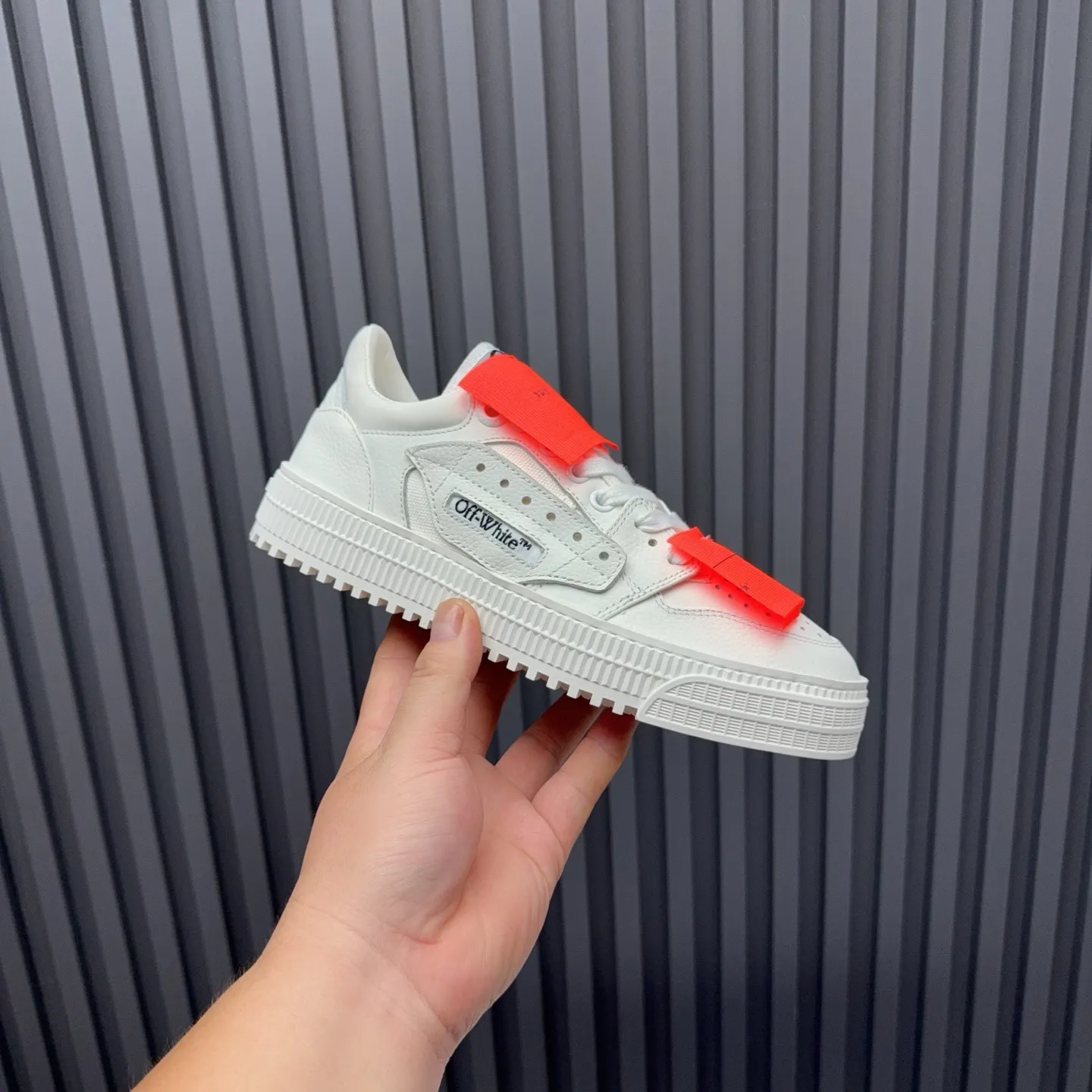 Men's shoes💰680 OFF WHITE ⚡️Couple style⚡️The latest spring style street casual shoes, released with the highest quality version on the market👊Series original mold opening, original lasting, production technology 1:1 original version➰🔜The best choice for more and more celebrities and Internet celebrities🔸In the classics Changes in the code🔸Innovate in the trend🔸Strive to break away from the shackles of bad street design🔝Although he is not the originator of fashion design, he is definitely a shining dark horse in avant-garde design🐴🆙Do not follow the trend🔅Not universal beauty🔅 Fabric💯First-layer cowhide Lining💯Imported skin-friendly and environmentally friendly polyester mesh Foot pads💯Original molded high-elastic environmentally friendly molding pads Midsole💯Made with original last-last technology Outsole💯Rubber outsole Packaging💯Official website synchronizes full set of packaging (brand wrapping paper, brand certificate, brand cloth bag) Code numbers 35-44, 45 46 Customized